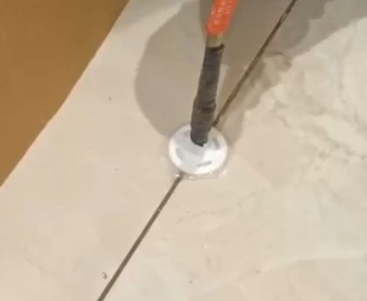 安陆瓷砖空鼓维修公司专业解答瓷砖在铺贴过程中，如果没有涂抹均匀到位的粘结材料（如水泥砂浆或瓷砖胶），可能会导致以下问题